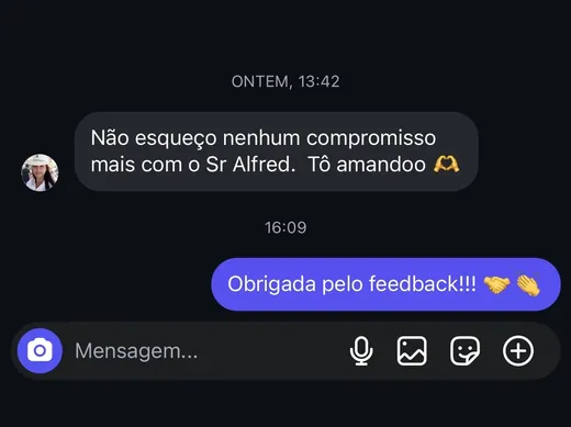 Print de conversa no Instagram: “Não esqueço nenhum compromisso mais com o Sr Alfred. Tô amandoo”, e a resposta “Obrigada pelo feedback!!!”